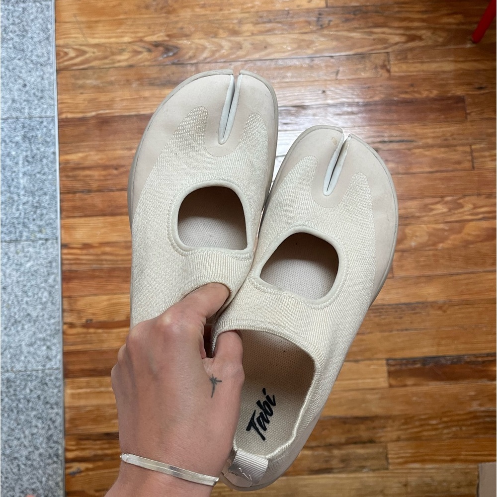 White tabi Mary Jane sneaker